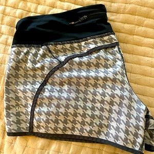 COPY - Lululemon size 10 houndstooth grey pattern